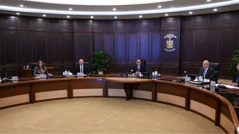رئيس الوزراء يستعرض سبل مساندة صناعة السكر المحلية