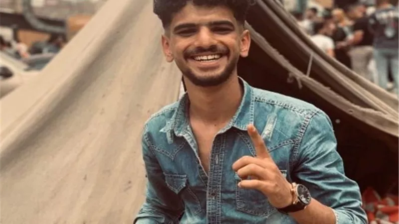 قتل شاب وطعنه عدة