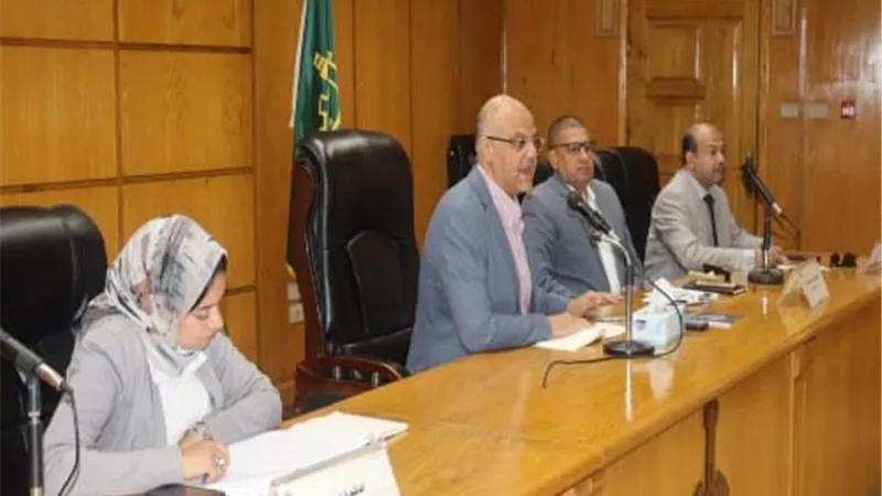 محافظ القليوبية يناقش عددا من الملفات المهمة تمس حياة المواطنين