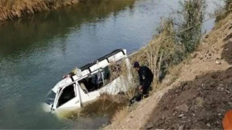 مصرع شخص وإصابة آخر فى انقلاب سيارة ميكروباص داخل ترعة بقنا