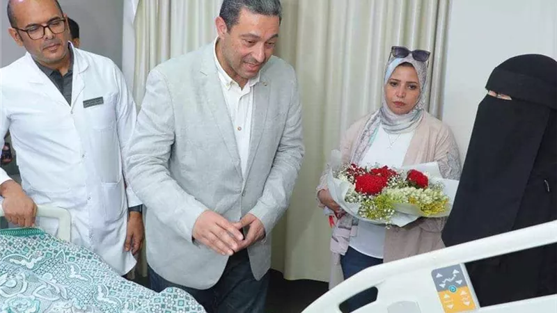 محافظ دمياط يزور فتاة بالمستشفى تعرضت لحادث مروري