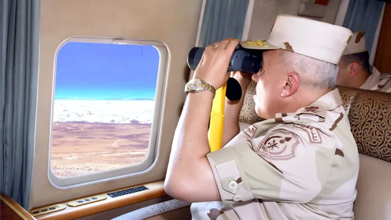 وزير الدفاع يلتقى عددًا من رجال القوات المسلحة بالمنطقة الغربية العسكرية