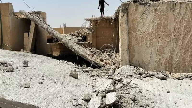 رئيس جهازالشروق يُزيل دور مخالف بأحد العقارات السكنية فى المدينة.