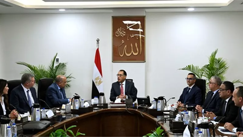 رئيس الوزراء يتابع موقف مشروعات الهيدروجين الأخضر