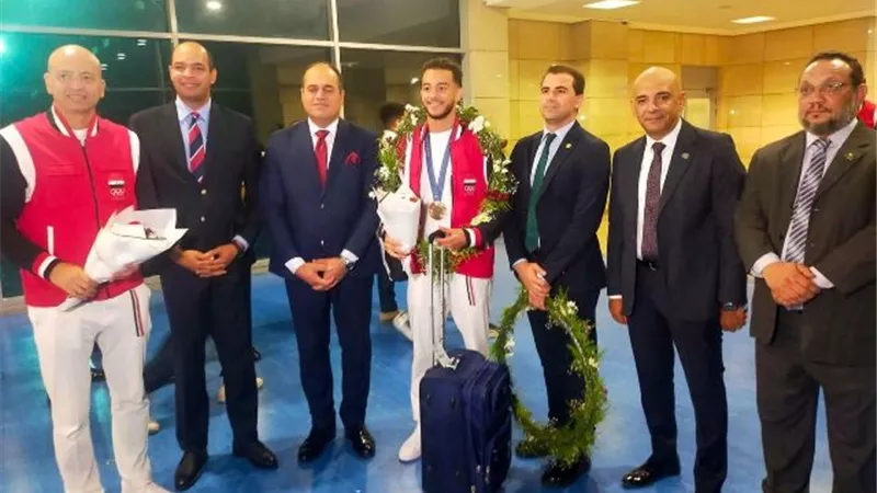 مطار القاهرة يستقبل البطل الأولمبي صاحب البرونزية الوحيدة لمصر