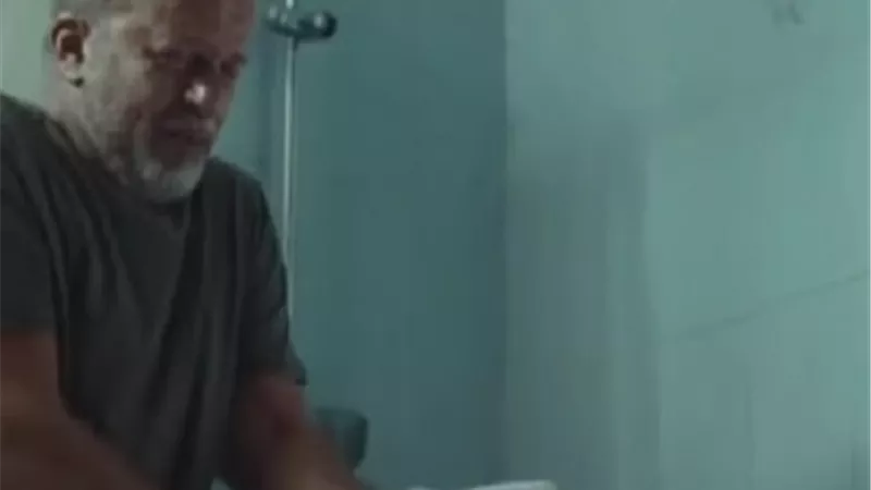 شريف منير يداعب متابعيه من فيلم 