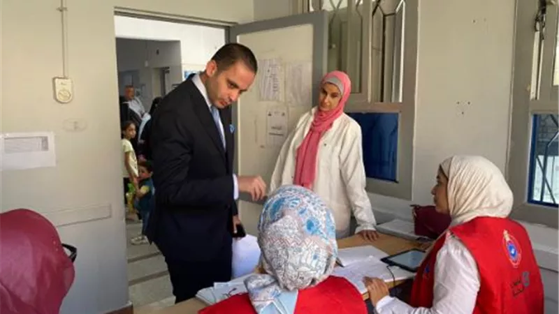 الطيب يتفقد مركز طبي التجمع الأول ويوصي بإرسال لجان يومية للمتابعة