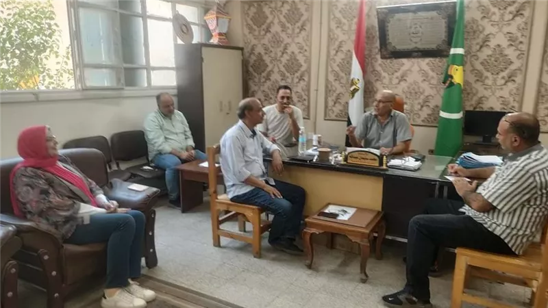مدير الإدارة التعليمية بالمنيا يتابع التقدم لمسابقة الوظائف