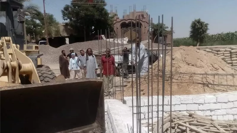 ازالات فورية لحالات التعدي بالبناء المخالف بقري مركز المنيا