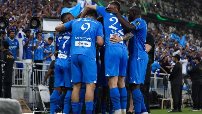 مهاجم أستون فيلا يحسم موقفه من عرض الهلال السعودي