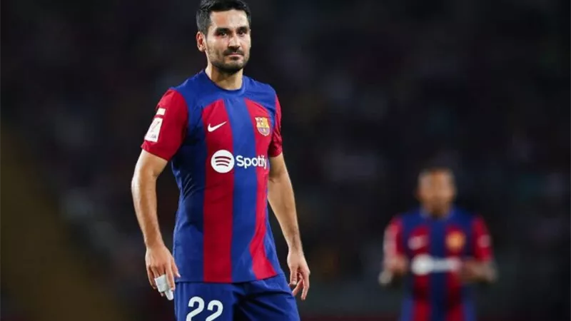 جوندوجان يحسم موقفه من عروض الرحيل عن برشلونة