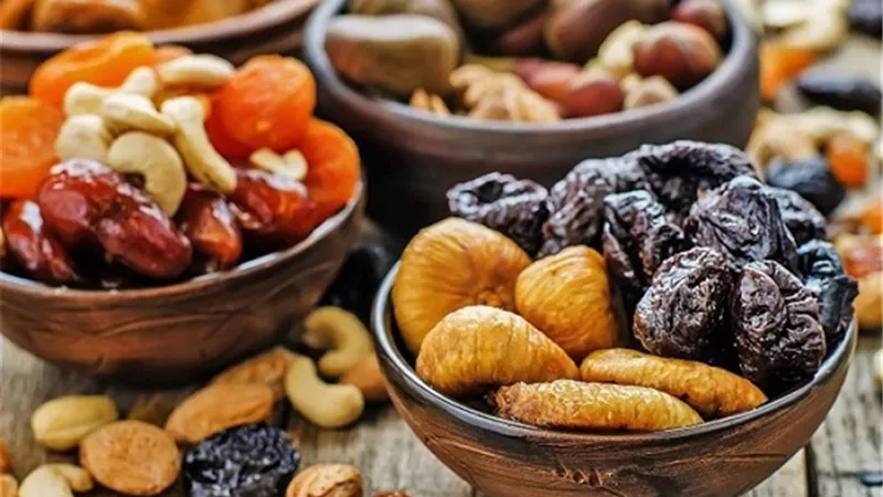 طبيب يوضح فوائد الفواكه المجففة وخطورة الإفراط في تناولها