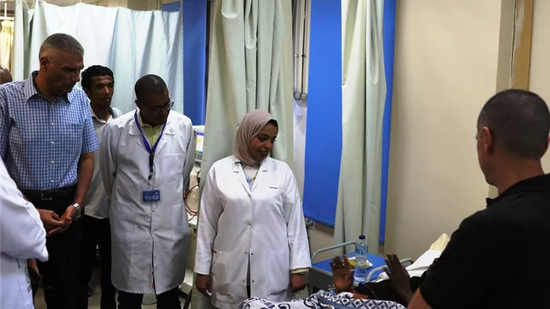 إسماعيل كمال يتفقد مستشفى أسوان التخصصى العام