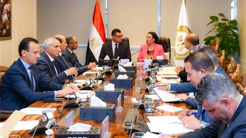 البيئة والإسكان يبحثان الاستثمار بمجالات المخلفات والسياحةالبيئية