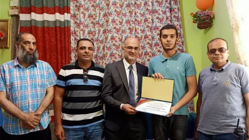 رئيس مركز ومدينة بيلا بكفر الشيخ يهنئ «يوسف» السادس مكرر
