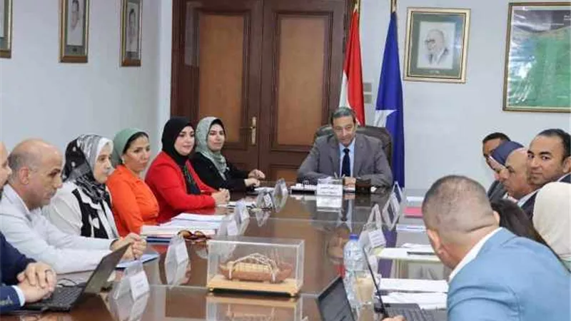 محافظ دمياط يناقش التخطيط الحضرى بالمناطق الأكثر إحتياجا