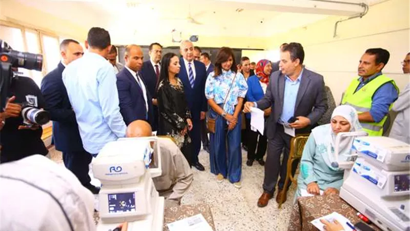 وزيرة التضامن تتفقد القافلة الطبية للكشف على أهالى حنون بـ«زفتى»