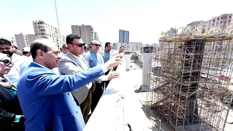 وزير الإسكان يتفقد سير العمل بمحور 