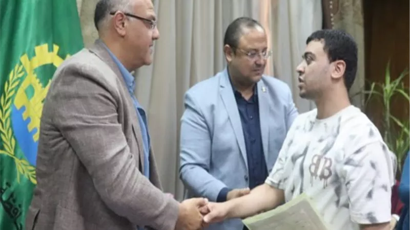 بفرصة عمل وجهاز عروسة .. محافظ القليوبية يرسم البسمة على وجه شاب وشقيقته