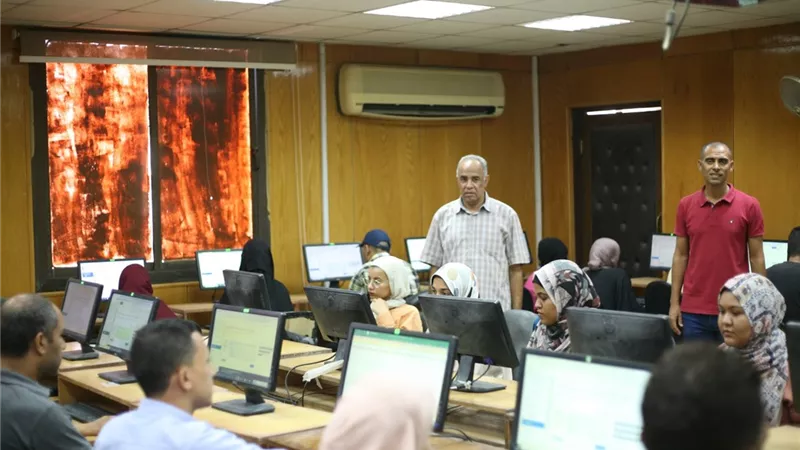 مركز التحول الرقمي بجنوب الوادي يجري اختبارات لعدد 114 باحث