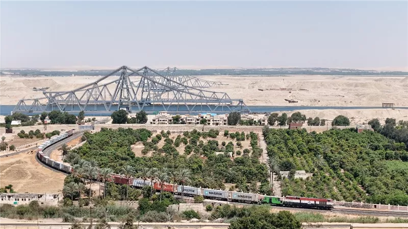كامل الوزير يعلن عبور أول قطار لنقل الحاويات من ميناء الدخيلة