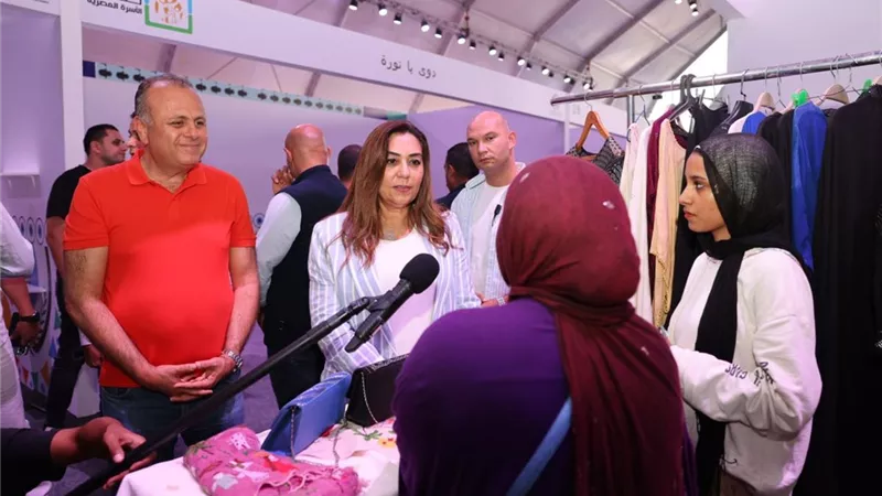 وزيرة التنمية المحلية تشيد بمعرض المشروع القومي لتنمية الأسرة