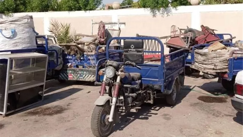 جهاز مدينة الشروق يشن حملة شرسة على النباشين وضبط 4 تروسيكل.. صور