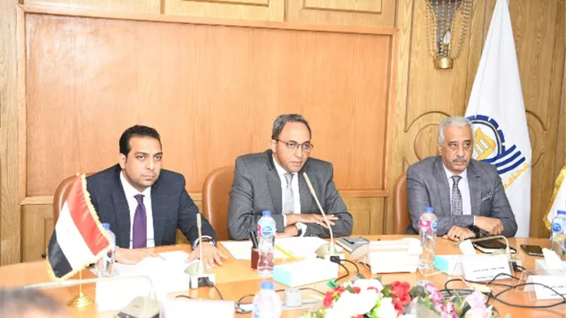 محافظ قنا يتابع الموقف التنفيذي لأعمال ترفيق المدن الصناعية
