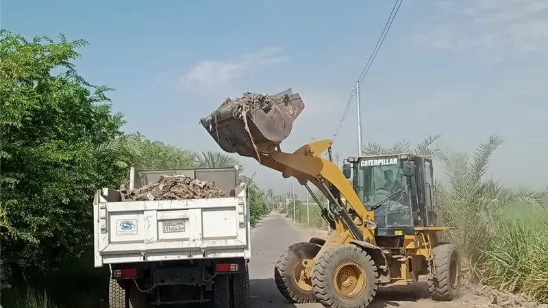 رفع ٢٥ طن مخلفات وأتربة من شوارع أرمنت جنوب غرب الأقصر