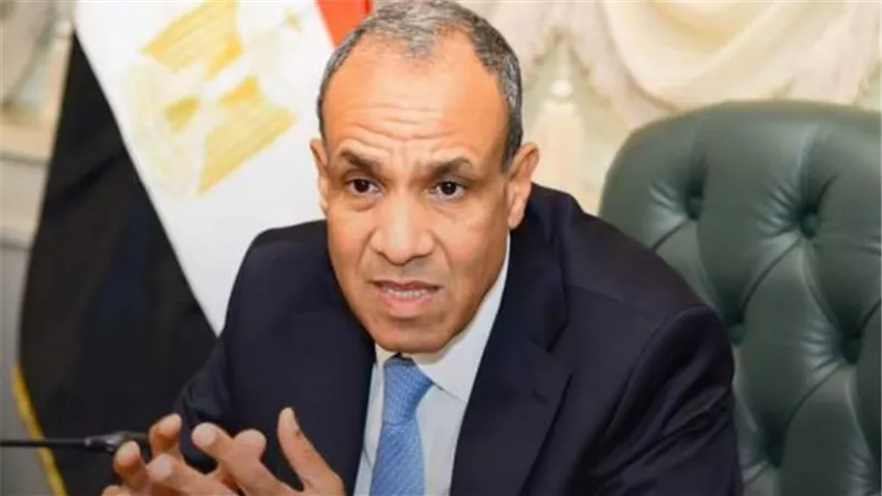 وزير الخارجية يؤكد على أهمية تضافر الجهود لتأمين الملاحة في البحر الأحمر