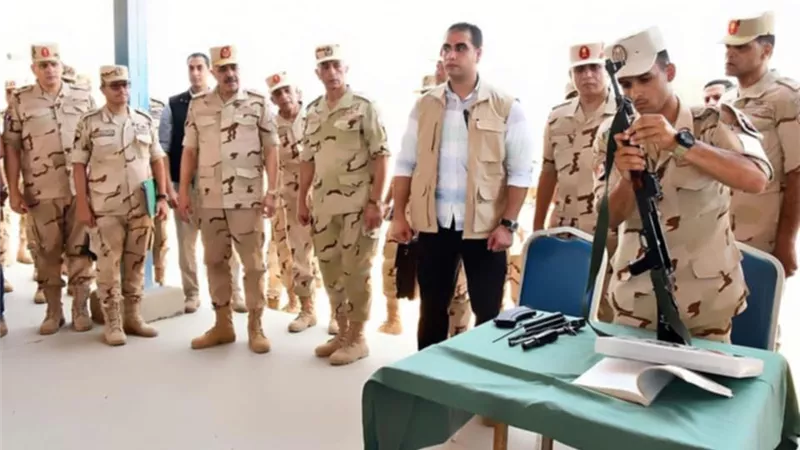 رئيس الأركان يتفقد إحدى وحدات التدريب الأساسى للمجندين بالقوات المسلحة