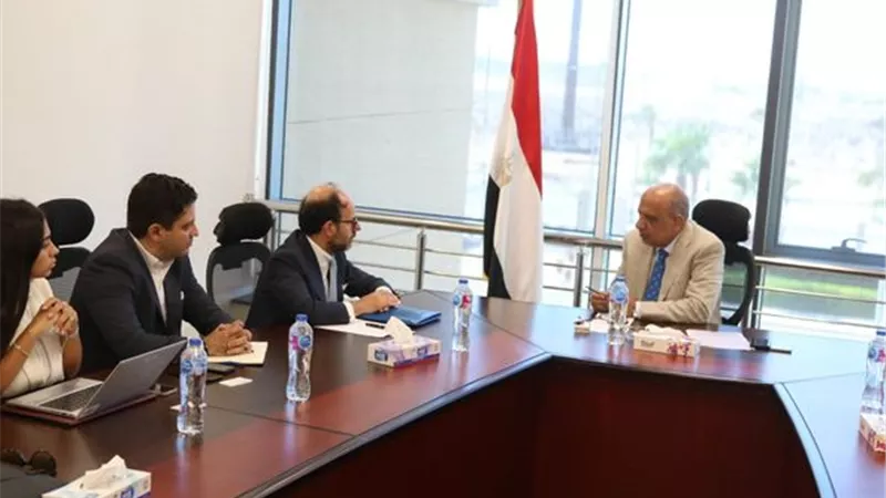 وزير الكهرباء يبحث مع وفد بنك الاستثمار الأوروبى تعزيز فرص التعاون