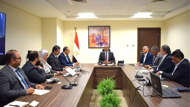 نائب وزير الإسكان يلتقي مسئولي شركة 