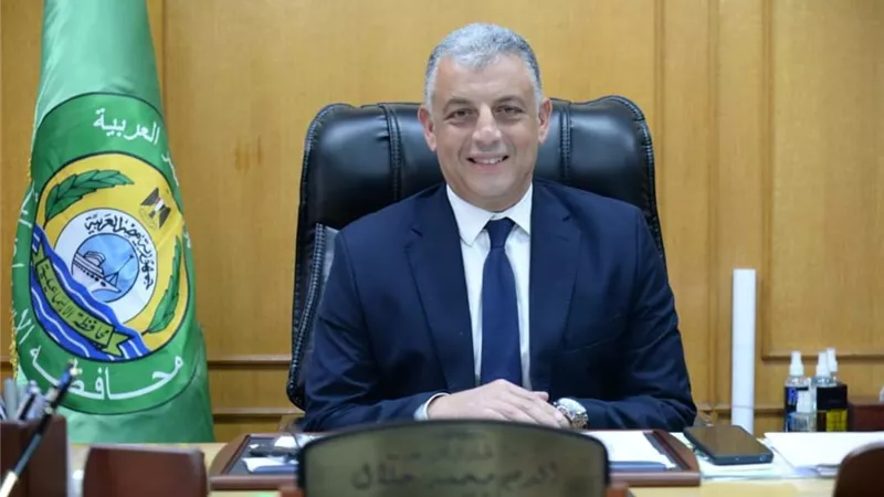 المحافظ يهنئ أوائل الثانوية العامة بالاسماعيلية