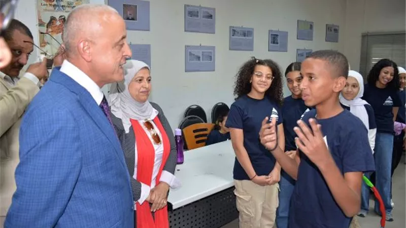 محافظ الأقصر يتفقد أنشطة مكتبة مصر العامة