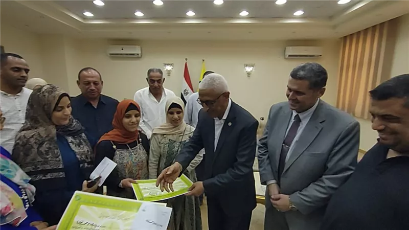 محافظ شمال سيناء يكرم اوائل الثانويه العامه والازهرية