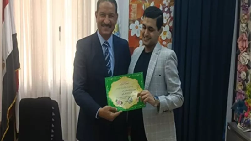 سلومه يهنئ طالب الدمج الحاصل على ٨٥٪ فى الثانوية العامة 