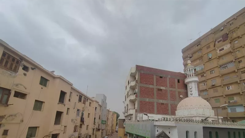 عاصفة ترابية تضرب أسوان