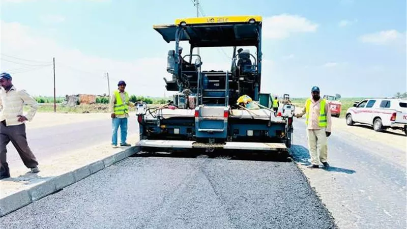 عبدالمعطي يتابع أعمال الرصف بالطريق الدولي بنطاق مركز الرياض