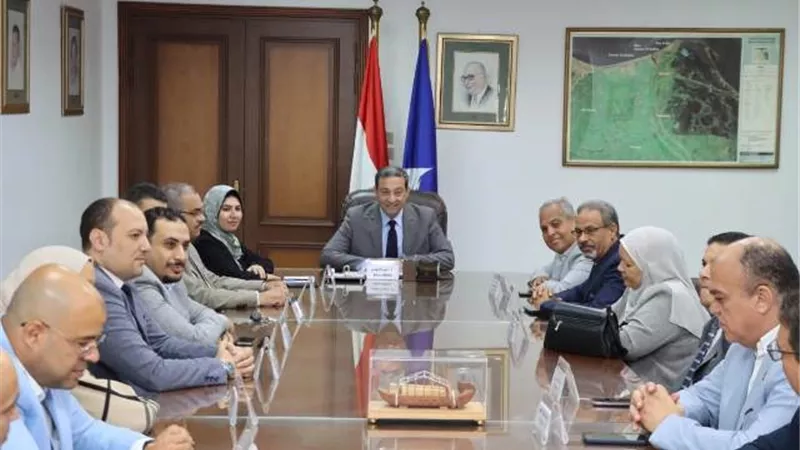 محافظ دمياط يبحث نقص الأدوية والمستلزمات الطبية بالمستشفيات