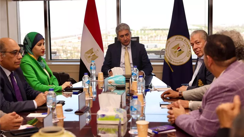 فتحي يبحث الترويج للسياحة مع وفد التحالف الدولي للمصريين بالخارج