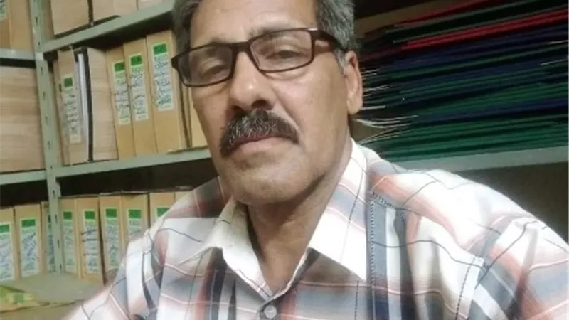 وزير العمل يكافئ أحد العاملين بـ 