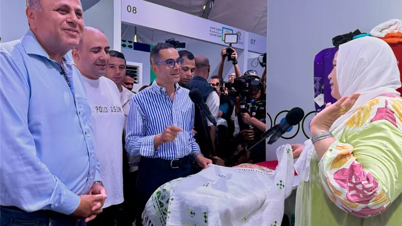 وزير الاستثمار يشيد بمنتجات معرض تنمية الأسرة المصرية
