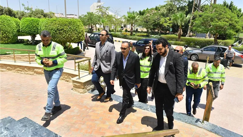 محافظ أسيوط ورئيس مجلس إدارة أسمنت أسيوط يتفقدان خطوط الإنتاج