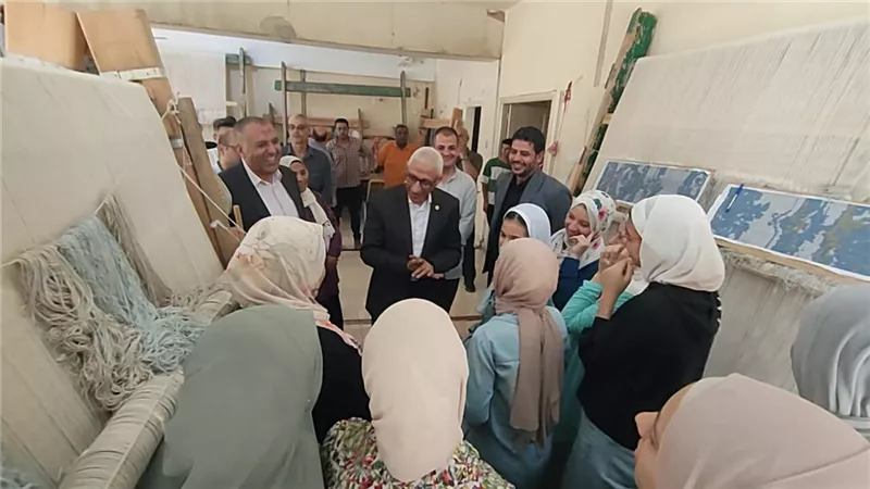 محافظ شمال سيناء يتفقد أعمال صناعة السجاد اليدوي بالعريش