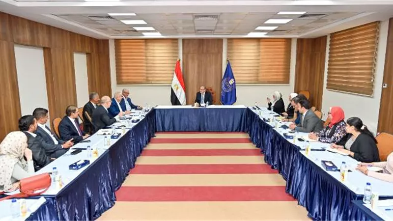 رئيس هيئة الدواء يبحث سبل التعاون مع ممثلي الشركات والمصانع الصغيرة