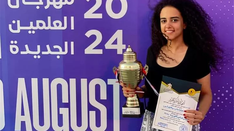 جوليا تحصد المركز الأول فى مسابقة العالم علمين للفنون التشكيلية