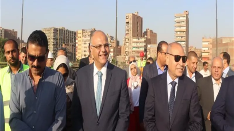 عطية وصابر يتفقدان تطوير كوبري الاميرية الفاصل بين محافظتي القاهر