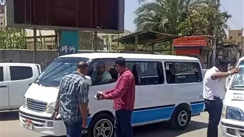حمله مكبره على التاكسي والسرفيس ببني سويف..
