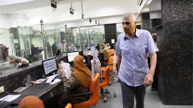 محافظ أسوان يستمع لمطالب المواطنين ويوجه لتقديم الخدمات